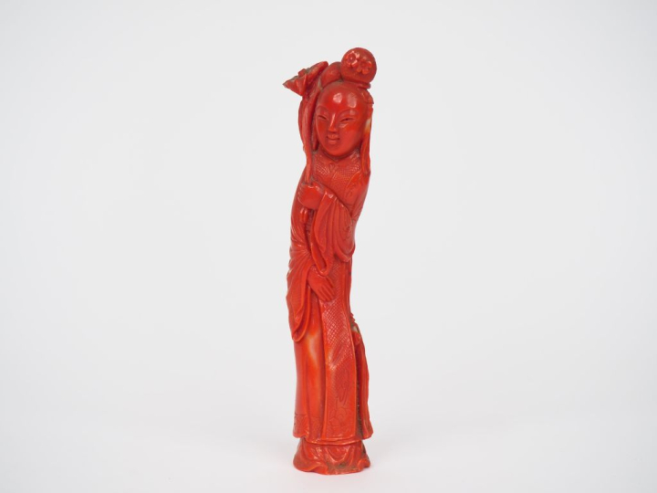 Chine vers 1930.  Statuette en corail rouge représentant une déesse du