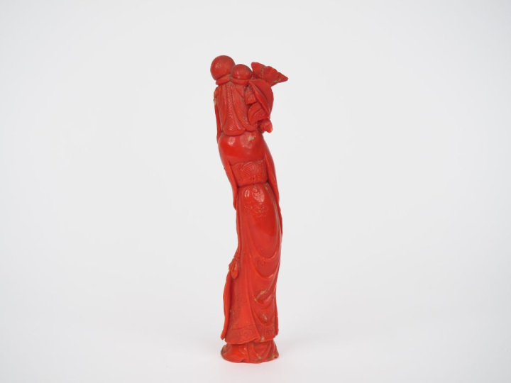 Chine vers 1930.  Statuette en corail rouge représentant une déesse du