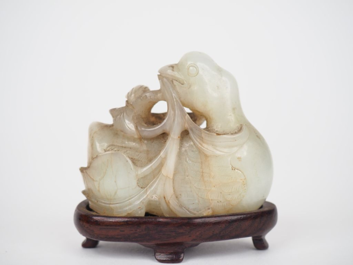 Chine XVIIIème.  Petit pendentif en jade blanc figurant un canard la t