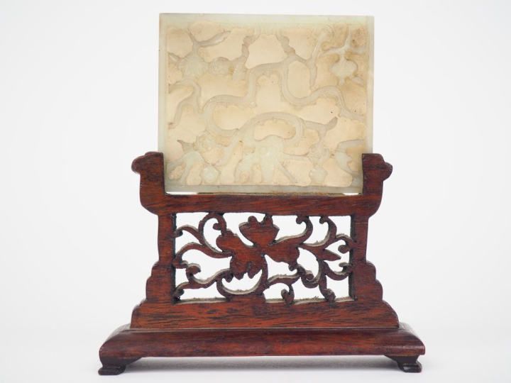 Chine période Jiaqing. 1796-1820 Petit écran de table en jade céladon 