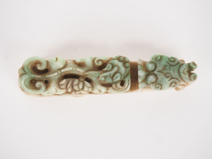 Chine XIXème. Fibule en jadéïte finement sculpté de doubles dragons. L