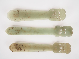 Vente aux enchères Chine XIXème Lot comprenant trois éléments de coiffe en jade céladon à
