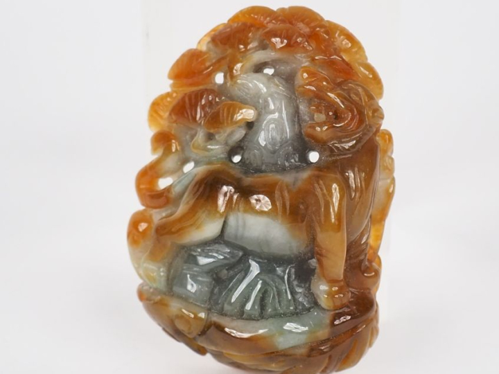 Chine XXème. Pendentif en jadéite de couleur céladon infusée de rouill