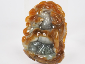 Vente aux enchères Chine XXème. Pendentif en jadéite de couleur céladon infusée de rouill