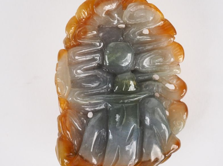 Chine XXème. Pendentif en jadéite de couleur céladon infusée de rouill