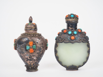 Vente aux enchères Sino-Tibet fin XIXème. 2 flacons tabatières, l'un en jade céladon gain