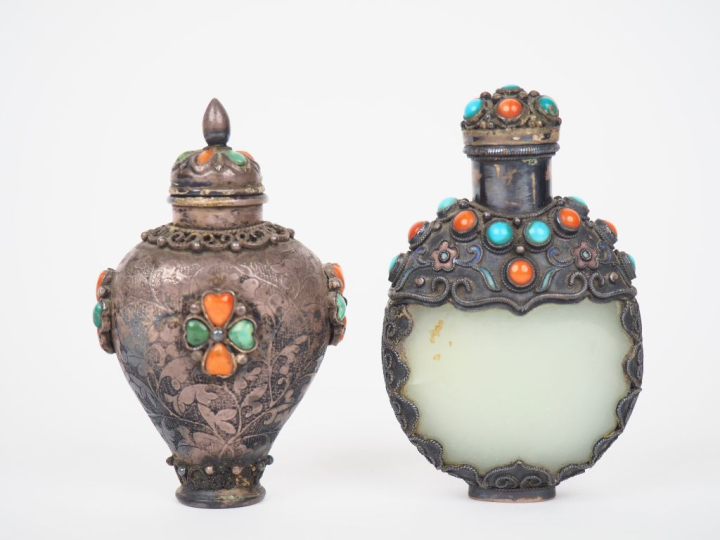 Sino-Tibet fin XIXème. 2 flacons tabatières, l'un en jade céladon gain