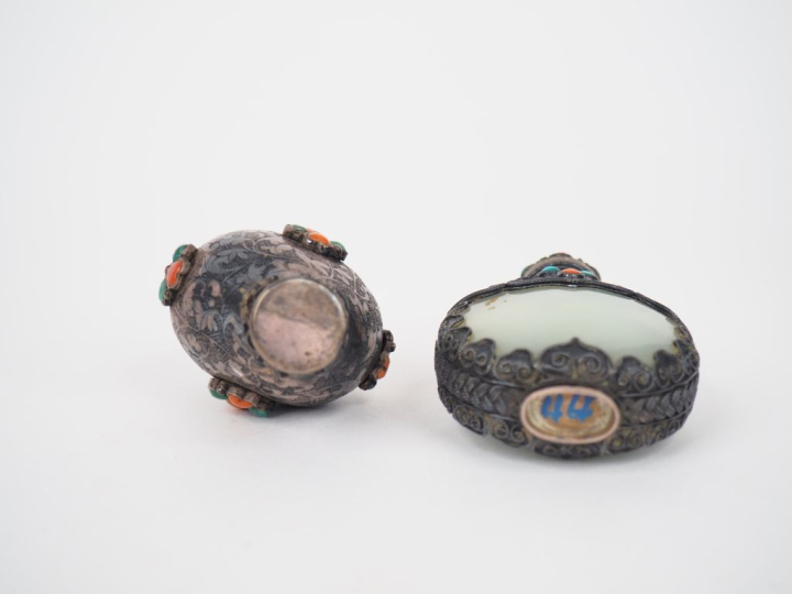 Sino-Tibet fin XIXème. 2 flacons tabatières, l'un en jade céladon gain