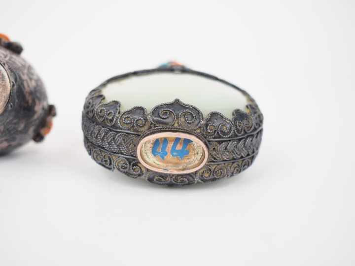 Sino-Tibet fin XIXème. 2 flacons tabatières, l'un en jade céladon gain