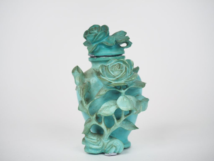 Chine XXème. Flacon tabatière en turquoise finement sculptée d'une bra