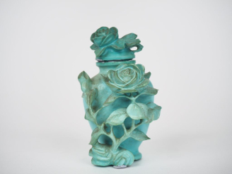 Vente aux enchères Chine XXème. Flacon tabatière en turquoise finement sculptée d'une bra