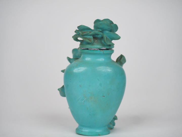 Chine XXème. Flacon tabatière en turquoise finement sculptée d'une bra