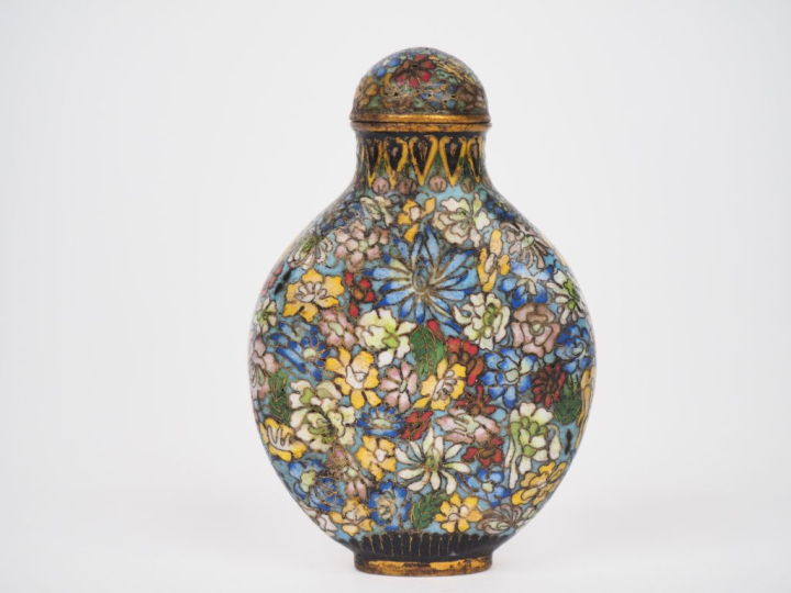 Chine XXème. Flacon tabatière de forme balustre en émaux cloisonnés su