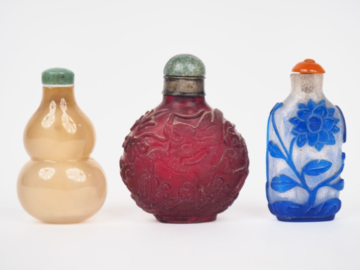 Chine XXème. 3 flacons tabatières 1 en verre rouge à décor en relief d