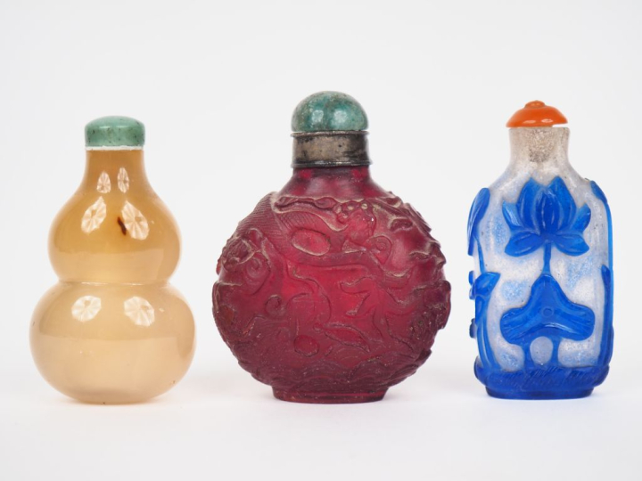 Chine XXème. 3 flacons tabatières 1 en verre rouge à décor en relief d