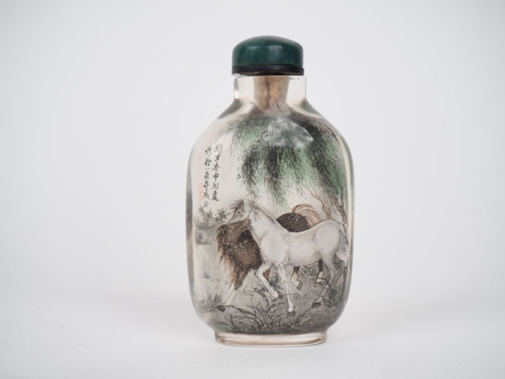 DUO CHENGYUN. Flacon tabatière en verre peint à l'intérieur figurant d