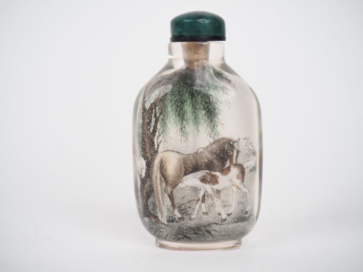 DUO CHENGYUN. Flacon tabatière en verre peint à l'intérieur figurant d