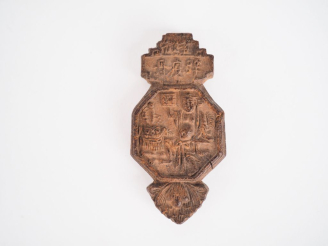 Vente aux enchères Chine XIXème. Pendentif en bois naturel finement sculpté des 8 emblème
