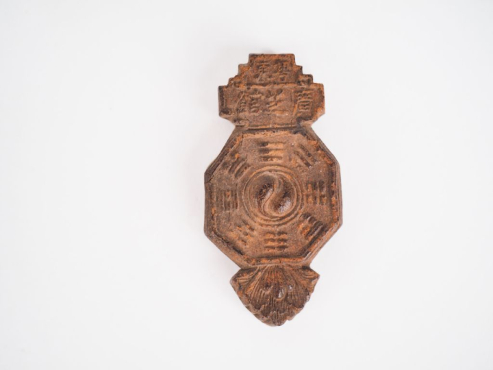Chine XIXème. Pendentif en bois naturel finement sculpté des 8 emblème