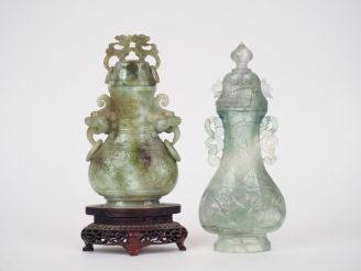 Vente aux enchères Chine XXème.  Lot comprenant :  un vase piriforme en spath fluor givré