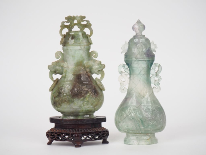 Chine XXème.  Lot comprenant :  un vase piriforme en spath fluor givré