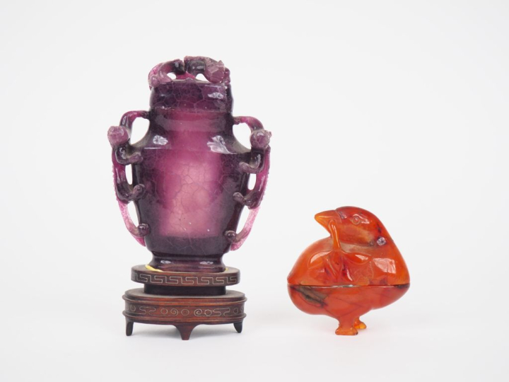 Chine XIXème.  Vase balustre en fluor améthysé flanqué de deux dragons
