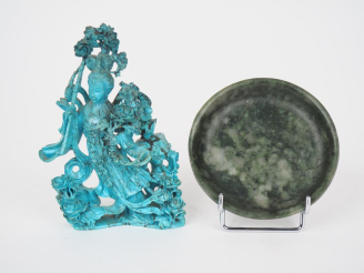 Vente aux enchères Chine XXème.  Statuette en résine à l'imitation de la turquoise figura