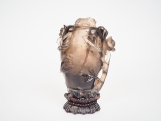 Vente aux enchères Chine XXème.  Vase balustre couvert en quartz fumé, décor de branches 