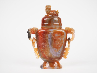 Vente aux enchères Chine XXème. Vase couvert en cornaline sculptée en léger relief de com