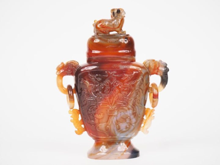 Chine XXème. Vase couvert en cornaline sculptée en léger relief de com