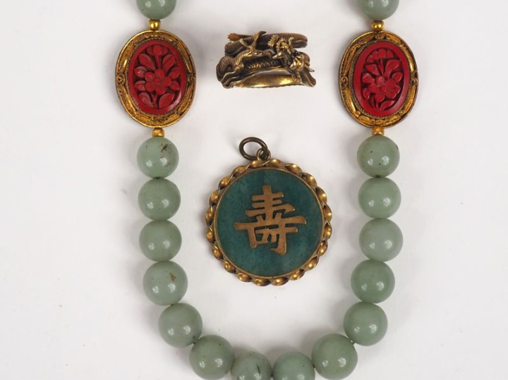 Chine vers 1960.  Collier en jadéite orné de deux médaillons en cuivre