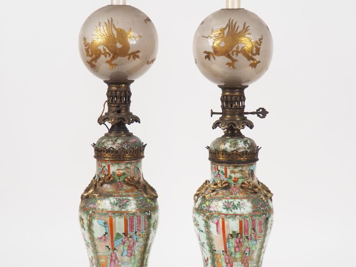 Chine vers 1880.  Paire de potiches balustres couvertes en porcelaine 
