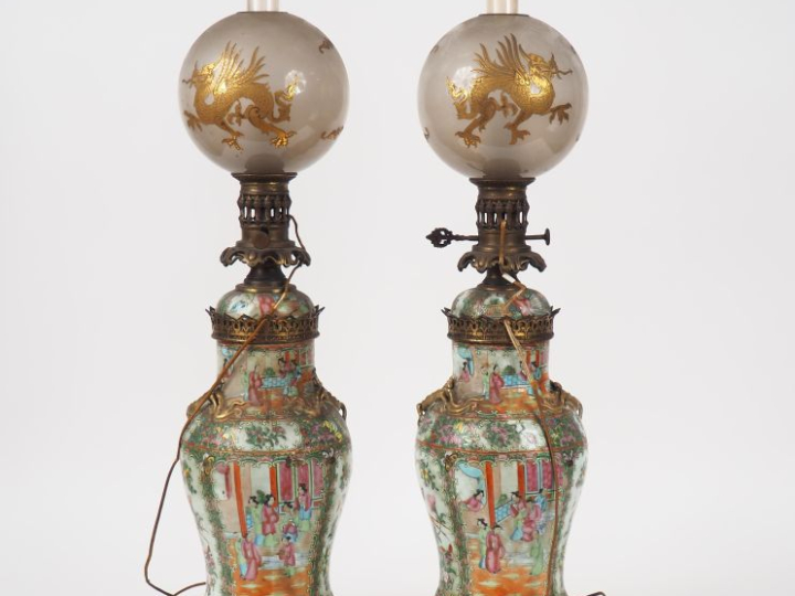 Chine vers 1880.  Paire de potiches balustres couvertes en porcelaine 