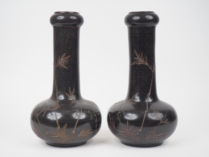 Chine vers 1920. Paire de vase en Yixing pansus à long cols, peinture 