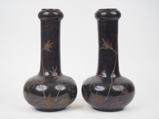 Vente aux enchères Chine vers 1920. Paire de vase en Yixing pansus à long cols, peinture 