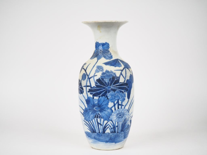 Chine vers 1920. Vase de forme balustre en porcelaine joliment décoré 