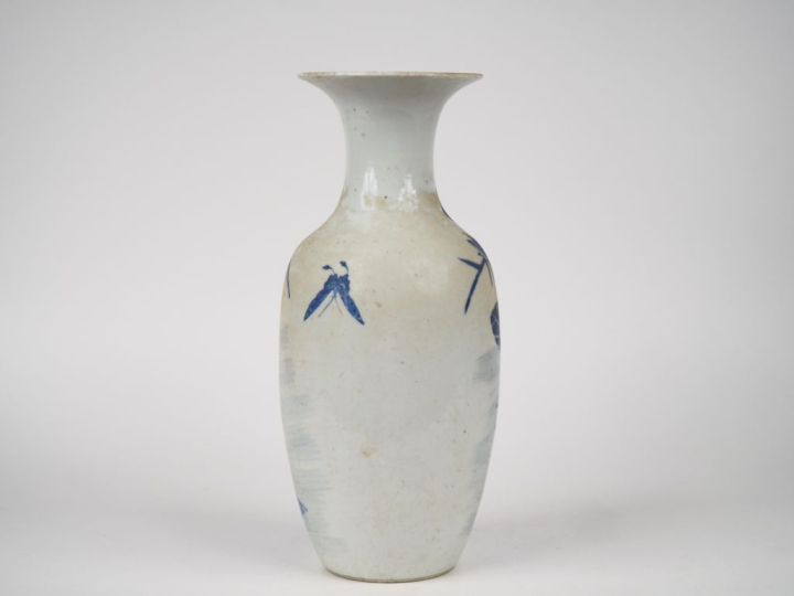 Chine vers 1920. Vase de forme balustre en porcelaine joliment décoré 