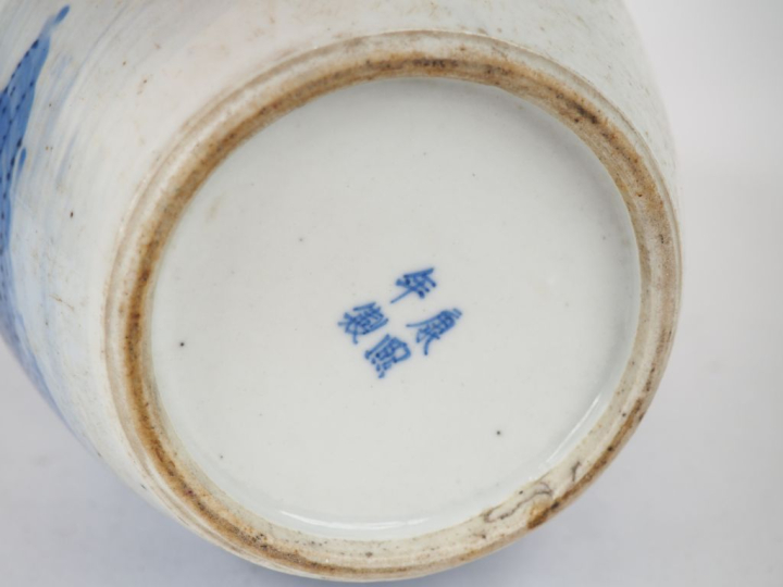 Chine vers 1920. Vase de forme balustre en porcelaine joliment décoré 