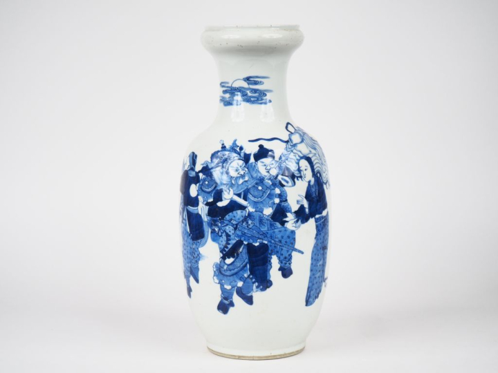 Chine vers 1920. Vase balustre en porcelaine blanche à décor en bleu d