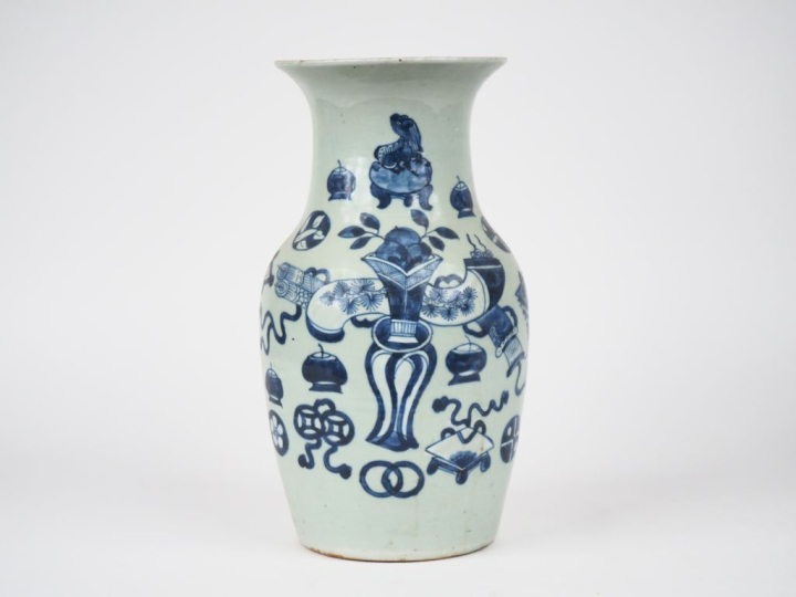 Chine vers 1920.  Vase de forme balustre en porcelaine à décor émaillé