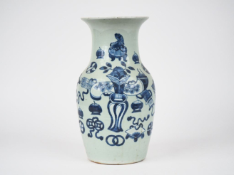Vente aux enchères Chine vers 1920.  Vase de forme balustre en porcelaine à décor émaillé
