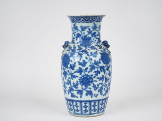 Vente aux enchères Chine vers 1920.  Vase balustre en porcelaine blanche décoré en bleu d