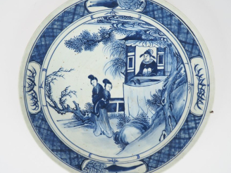 Vente aux enchères Chine fin XIXème.  Important plat creux en porcelaine blanche à décor 