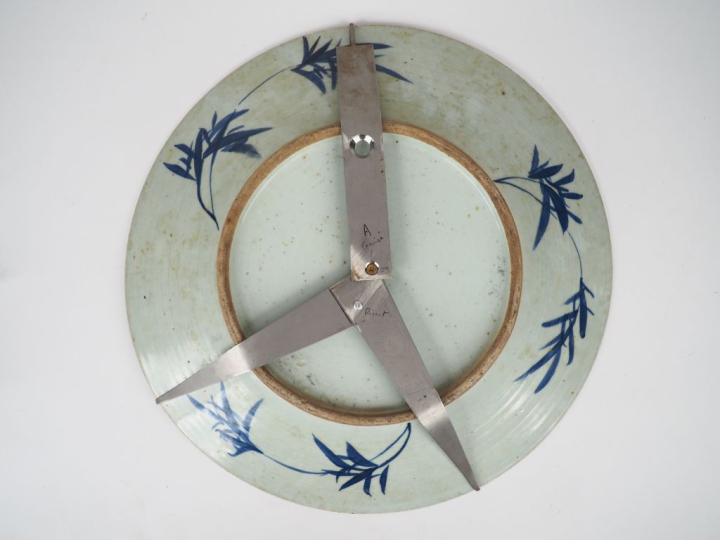 Chine fin XIXème.  Important plat creux en porcelaine blanche à décor 