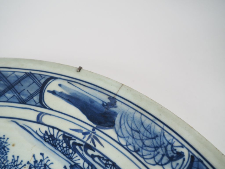 Chine fin XIXème.  Important plat creux en porcelaine blanche à décor 