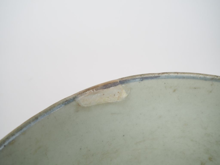 Chine période fin des Ming début des Qing. Coupe en porcelaine et émai