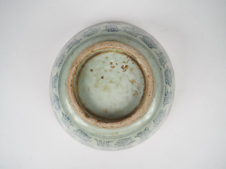 Chine période fin des Ming début des Qing. Coupe en porcelaine et émai