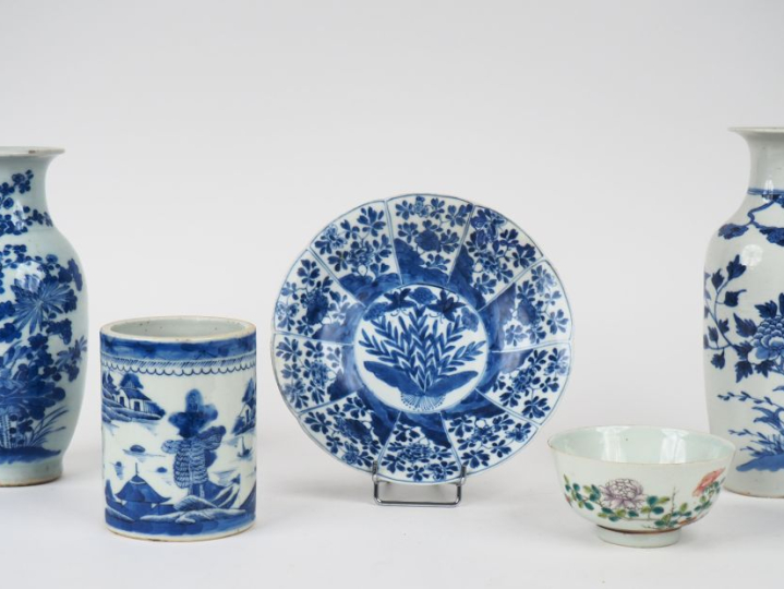 Chine XIXème. Lot comprenant :  2 vases en porcelaine bleu blanc de fo