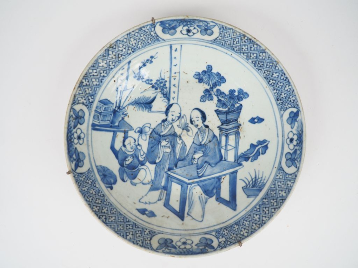 Chine fin du XIXème. Plat creux en porcelaine blanche à décor en bleu 