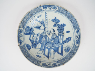 Vente aux enchères Chine fin du XIXème. Plat creux en porcelaine blanche à décor en bleu 